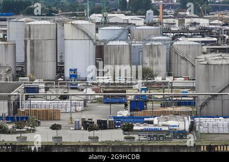 Amburgo, Germania, 22 luglio 2021: Dettaglio dei serbatoi e delle petroliere nel porto petrolifero di Amburgo Foto Stock