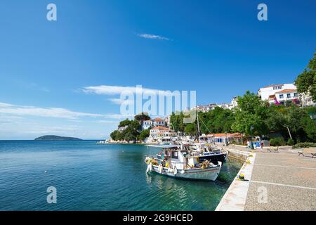 Il vecchio porto, le barche e le piccole barche da pesca, isola di Skiathos, Grecia Foto Stock