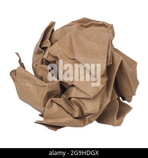 sfera di carta sgualcita su sfondo di carta marrone isolato su sfondo bianco Foto Stock