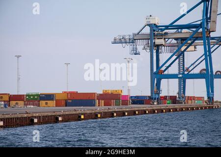 Terminal porta container con enorme gru vicino all'acqua. Spazio Cppy. Copenaghen, Danimarca - 25 luglio 2021. Foto Stock