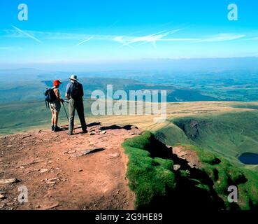 Coppia sulla cima di Corn Du, Brecon Beacons, Powys, Galles. Foto Stock