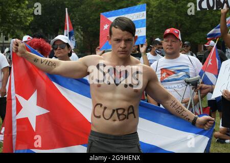 26 luglio 2021, Washington, Dastric of Columbia, USA: Centinaia di cubani in tutto il paese si riuniscono a Lafayette Park per chiedere al presidente Biden di fornire aiuto umanitario e intervento militare a Cuba durante un raduno sulla libertà per Cuba, oggi il 26 luglio 2021 di fronte alla Casa Bianca a Washington DC, USA. (Credit Image: © Lenin Nolly/ZUMA Press Wire) Credit: ZUMA Press, Inc./Alamy Live News Foto Stock