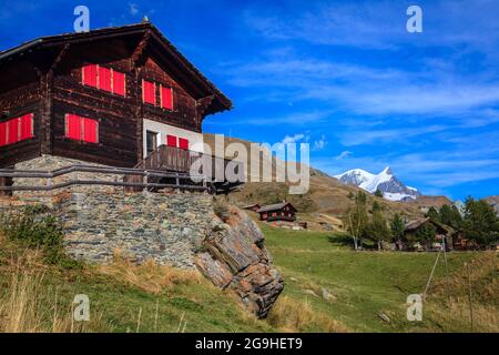 Casa tradizionale in un villaggio vicino a Zermatt, Svizzera Foto Stock