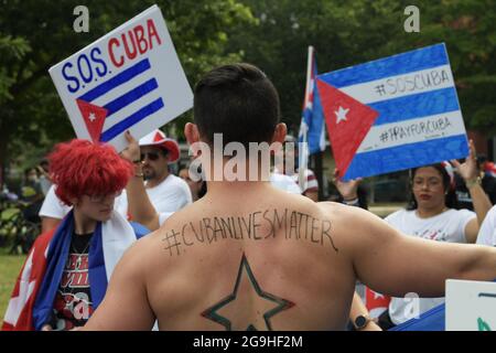 26 luglio 2021, Washington, Dastric of Columbia, USA: Centinaia di cubani in tutto il paese si riuniscono a Lafayette Park per chiedere al presidente Biden di fornire aiuto umanitario e intervento militare a Cuba durante un raduno sulla libertà per Cuba, oggi il 26 luglio 2021 di fronte alla Casa Bianca a Washington DC, USA. (Credit Image: © Lenin Nolly/ZUMA Press Wire) Credit: ZUMA Press, Inc./Alamy Live News Foto Stock