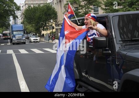 26 luglio 2021, Washington, Dastric of Columbia, USA: Centinaia di cubani in tutto il paese si riuniscono a Lafayette Park per chiedere al presidente Biden di fornire aiuto umanitario e intervento militare a Cuba durante un raduno sulla libertà per Cuba, oggi il 26 luglio 2021 di fronte alla Casa Bianca a Washington DC, USA. (Credit Image: © Lenin Nolly/ZUMA Press Wire) Credit: ZUMA Press, Inc./Alamy Live News Foto Stock