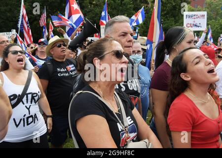 26 luglio 2021, Washington, Dastric of Columbia, USA: Centinaia di cubani in tutto il paese si riuniscono a Lafayette Park per chiedere al presidente Biden di fornire aiuto umanitario e intervento militare a Cuba durante un raduno sulla libertà per Cuba, oggi il 26 luglio 2021 di fronte alla Casa Bianca a Washington DC, USA. (Credit Image: © Lenin Nolly/ZUMA Press Wire) Credit: ZUMA Press, Inc./Alamy Live News Foto Stock