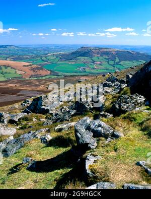 Vista dalla cima del Monte Sugarloaf guardando verso Skirrid Mountain, Abergavenny, Monmouthshire, Galles del Sud. Foto Stock