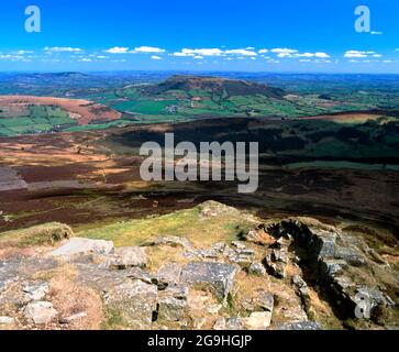 Vista dalla cima del Monte Sugarloaf guardando verso Skirrid Mountain, Abergavenny, Monmouthshire, Galles del Sud. Foto Stock