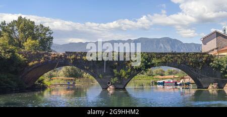 Bella vista del ponte medievale ad arco a Virpazar. Montenegro Foto Stock