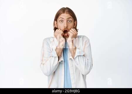 Ritratto di biondo sorprendo, dite WOW, gastping e guardare eccitato, guardando qualcosa di sorprendente, guardare con volto impressionato, sfondo bianco Foto Stock