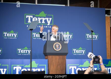 ARLINGTON VA, STATI UNITI - 24 luglio 2021: Terry McAuliffe parla alle folle in un rally di campagna ad Arlington Va. Foto Stock