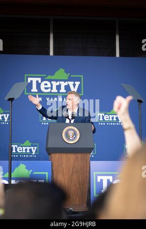 ARLINGTON VA, STATI UNITI - 24 luglio 2021: Terry McAuliffe parla alle folle in un rally di campagna ad Arlington Va. Foto Stock