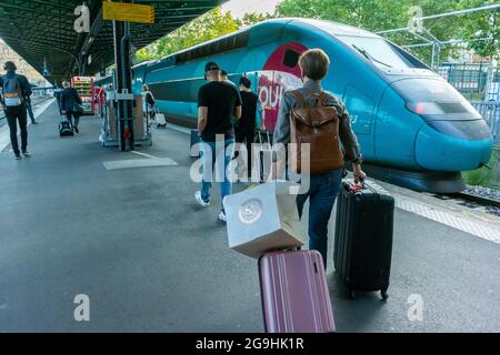 Parigi, Francia, storica stazione ferroviaria SNCF francese, Gare de l'Est, , persone che viaggiano, TGV « Ouigo', passeggero donna con bagagli, a piedi, treno sncf ile de france Foto Stock