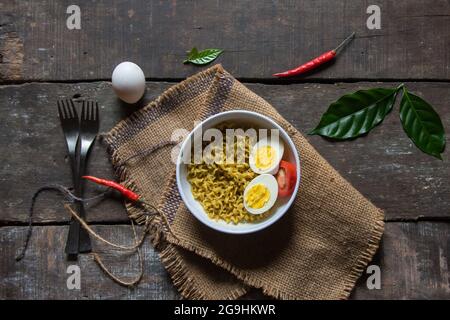 Vista dalla cima del popolare snack articolo istantaneo maggi masala noodles. Foto Stock