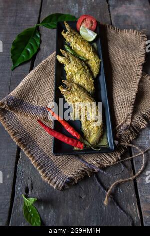 Fotografia di cibo pesce di fondo in salsa di senape. Primo piano, messa a fuoco selettiva. Foto Stock