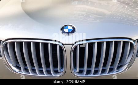 Ucraina, Kiev - 16 giugno 2019: Vista della griglia anteriore di una BMW. Prestigioso marchio di auto. Griglia da primo piano di un'auto SUV dorata. Logo, cartello BMW X5. Foto Stock