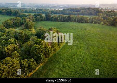 Vista aerea del drone della vista rurale a Big Prairie, Holmes County, Ohio Foto Stock