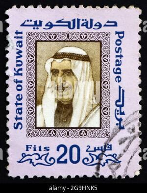KUWAIT - CIRCA 1975: Un francobollo stampato nel Kuwait mostra Sheikh Sabah, Emiro del Kuwait, circa 1975 Foto Stock
