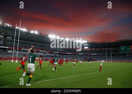 Tokyo, Giappone. 26 luglio 2021. Il Kenya e il Sud Africa prendono il campo prima della partita di rugby maschile dei sette durante i Giochi Olimpici estivi di Tokyo 2020 allo Stadio di Tokyo. (Credit Image: © David McIntyre/ZUMA Press Wire) Foto Stock