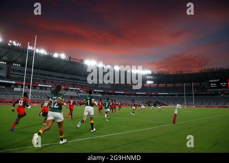 Tokyo, Giappone. 26 luglio 2021. Il Kenya e il Sud Africa prendono il campo prima della partita di rugby maschile dei sette durante i Giochi Olimpici estivi di Tokyo 2020 allo Stadio di Tokyo. (Credit Image: © David McIntyre/ZUMA Press Wire) Foto Stock