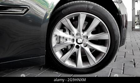 Ucraina, Kiev - 12 settembre 2019: Una nuova berlina VIP BMW di lusso in nero e grigio è parcheggiata di fronte alla porta del garage della casa. Foto Stock