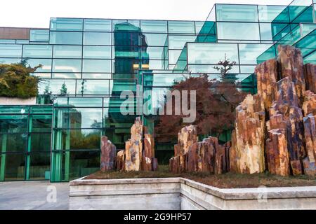 Una vista del basalto rockery e delle finestre verdi del Washington state Convention Center a Seattle. Foto scattata il 26 gennaio 2017. Foto Stock