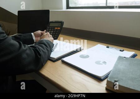 Imprenditori calcolare il reddito da attività di esportazione sul tavolo in legno.La concezione di business. Foto Stock