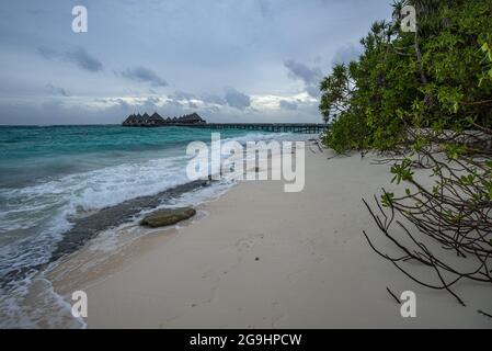 Vista panoramica dell'Angaga Island Resort & Spa nelle Maldive circondato dall'oceano Foto Stock