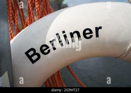 Dettaglio della scritta del dipartimento dei vigili del fuoco di Berlino (Berliner Feuerwehr) su un anello di vita su un ponte a Berlino Foto Stock