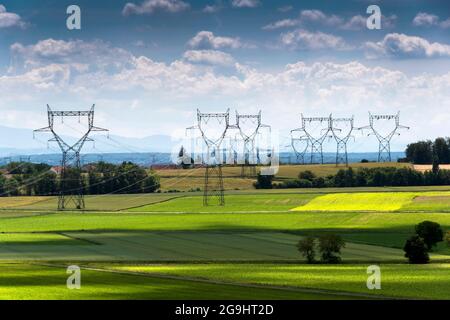 Linee ad alta tensione, dipartimento Allier, Auvergne Rodano Alpi, Francia, Europa Foto Stock