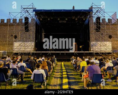 Villafranca di Verona, Italia. 25 luglio 2021. Pubblico al Castello Scaligero durante Federico Buffa - amici Fragili -, Spettacolo teatrale artistico italiano a Villafranca di Verona, Italia, 25 luglio 2021 Credit: Independent Photo Agency/Alamy Live News Foto Stock