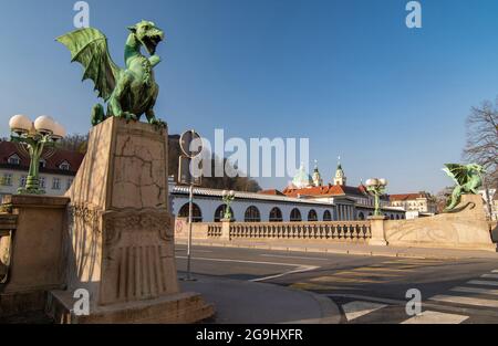 Due statue di draghi sul ponte del drago di Lubiana in una giornata di sole, Lubiana, Slovenia Foto Stock