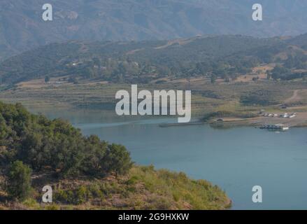 Splendido lago Casitas nelle aspre montagne di Ventura, Ventura County, California Foto Stock