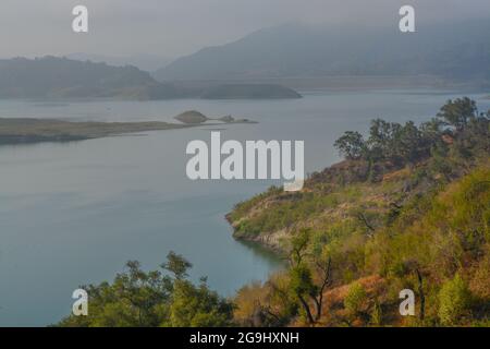 Splendido lago Casitas nelle aspre montagne di Ventura, Ventura County, California Foto Stock