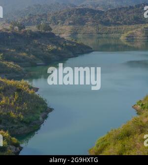 Splendido lago Casitas nelle aspre montagne di Ventura, Ventura County, California Foto Stock