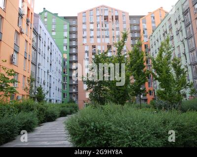 Colorati edifici di appartamenti di una residenza privata sulla riva sinistra di Kiev, Ucraina Foto Stock