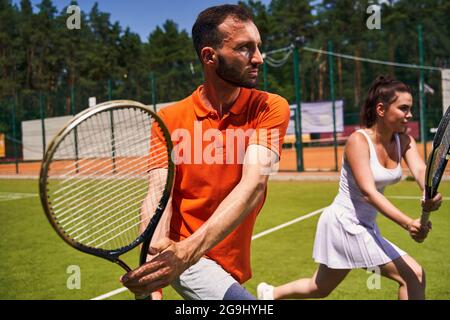 Due giocatori di tennis in attesa di ricevere un servizio Foto Stock