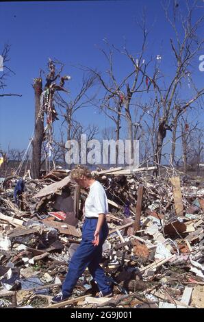 Brenham Texas USA, aprile 71992: Le indagini dei residenti macerie dopo un'esplosione di un gasdotto naturale ha livellato un'area rurale al di fuori del Brenham, uccidendo una persona e diversi bovini, e ferendo un punteggio di persone. ©Bob Daemmrich Foto Stock