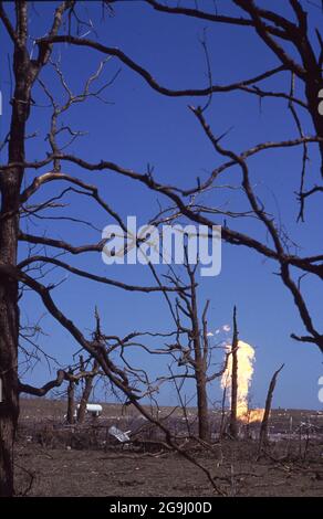 Brenham Texas USA, aprile 71992: La fiamma sale da perdite di gasdotto naturale ore dopo l'esplosione del gasdotto, livellando un'area rurale al di fuori del Brenham, uccidendo una persona e diversi bovini, e ferendo un punteggio di persone. Foto Stock