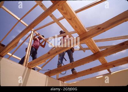 Jarrell Texas USA, 1997: I lavoratori riparano il tetto di una casa danneggiata dal tornado di categoria 5 che ha colpito la città centrale del Texas di Jarrell il 27 maggio. La tempesta distruttiva uccise 27 persone e distrusse decine di case. ©Bob Daemmrich Foto Stock