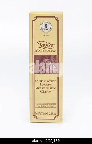 Una scatola di Taylor di Old Bond Street Sandalwood crema idratante Foto Stock