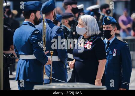 Ottawa, Canada. 26 luglio 2021. Il nuovo Governatore Generale Canadese, Mary Simon, visita il Canadian War Memorial, parte della sua inaugurazione, in quanto ufficialmente giurata come 30° Governatore Generale. Il leader Inuk fungerà da nuovo rappresentante della Regina in Canada, segnando la prima volta che una persona indigena ha ricoperto il ruolo in Canada. Credit: Meanderingemu/Alamy Live News Foto Stock