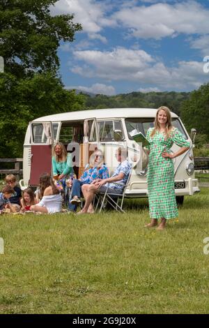 Famiglia a Woodfire Camping vicino Petworth in West Sussex con un campervan VW retro 1966, Inghilterra, Regno Unito Foto Stock