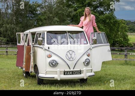 Famiglia a Woodfire Camping vicino Petworth in West Sussex con un campervan VW retro 1966, Inghilterra, Regno Unito Foto Stock