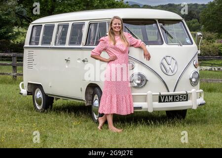 Famiglia a Woodfire Camping vicino Petworth in West Sussex con un campervan VW retro 1966, Inghilterra, Regno Unito Foto Stock