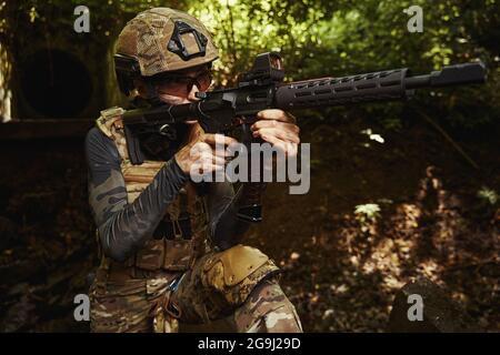 Servicewoman delle forze di operazioni dell'esercito all'aperto Foto Stock