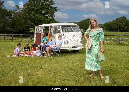 Famiglia a Woodfire Camping vicino Petworth in West Sussex con un campervan VW retro 1966, Inghilterra, Regno Unito Foto Stock