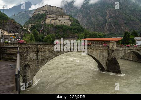 Vista del Forte di Bard in una giornata nuvolosa. Il Forte di Bard è uno dei monumenti più famosi della Valle d'Aosta, in Italia Foto Stock