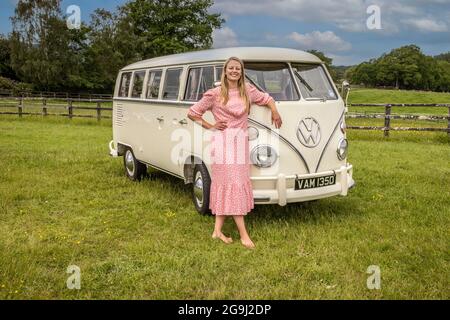 Famiglia a Woodfire Camping vicino Petworth in West Sussex con un campervan VW retro 1966, Inghilterra, Regno Unito Foto Stock