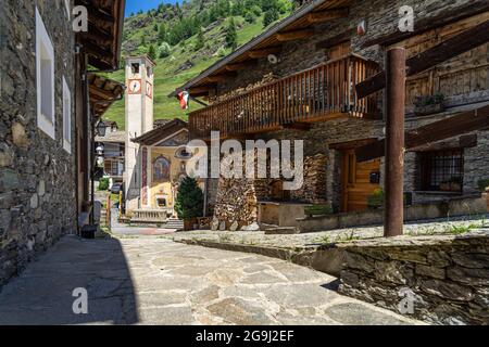 Veduta delle case alpine e della chiesa di Pontebanale, tipico borgo della Val Varaita, Piemonte, Italia Foto Stock